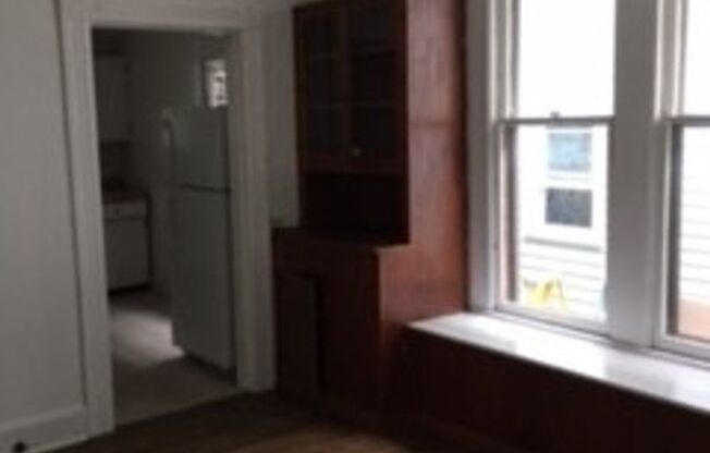 1 bed, 1 bath, $1,075, Unit South