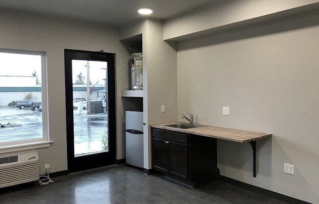 Studio, 1 bath, 305 sqft, $950, Unit 113