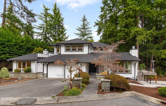 Remodeled 4 Bedroom Kirkland Retreat with Private Waterfront Setting