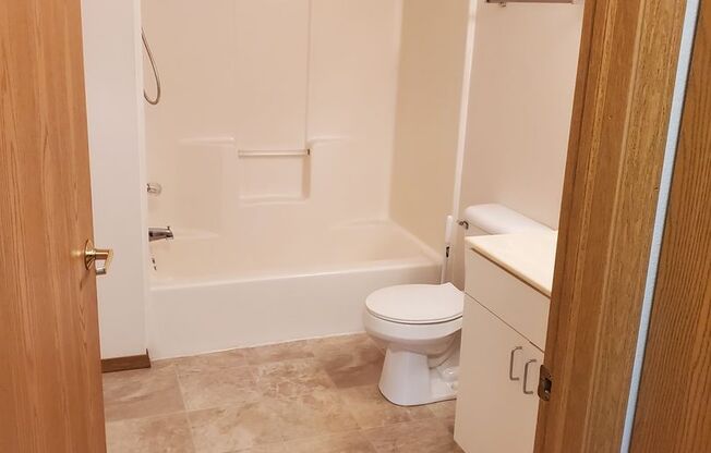 2 beds, 1 bath, 1,010 sqft, $1,269, Unit PL   7611