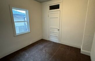 3 beds, 1 bath, $889, Unit Apt #1