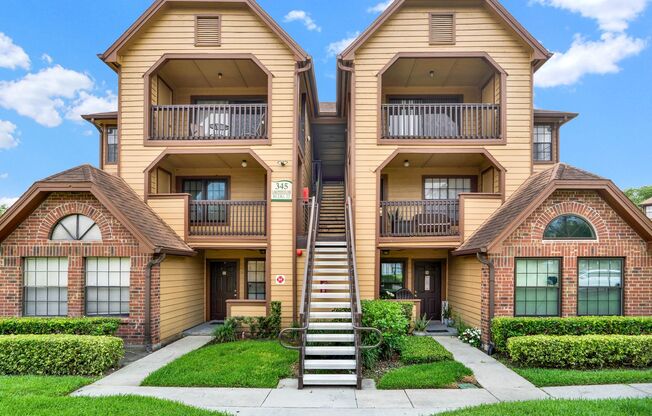 1/1 Condo in Gated Lakefront Community of Altamonte Springs!