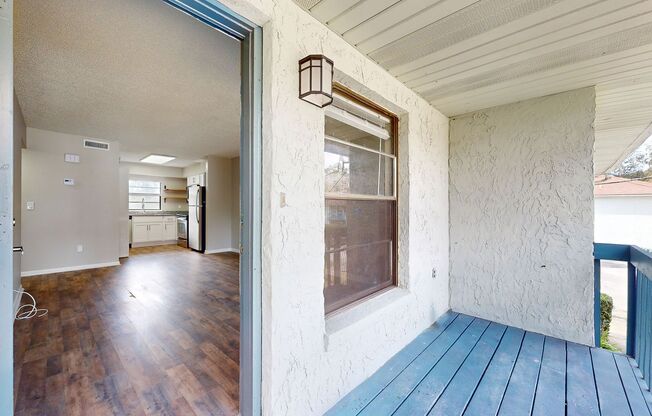 Renovated 2 Bedroom / 1 Bathroom Apartment