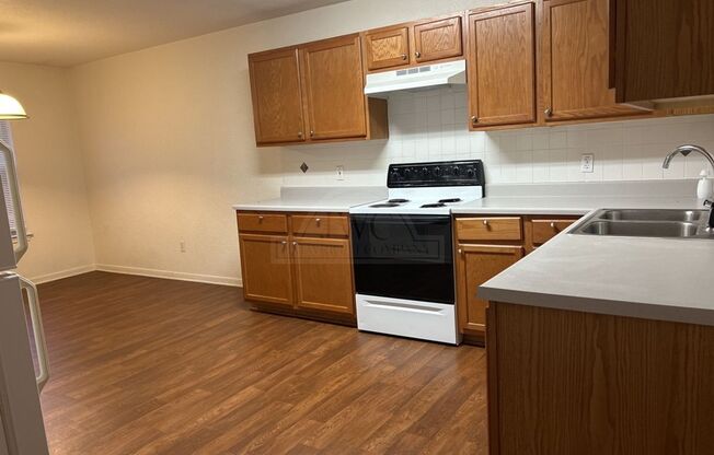 3 beds, 2 baths, $925, Unit 1600 Dugger Cr Unit C