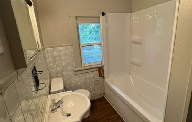 3 beds, 1 bath, $899