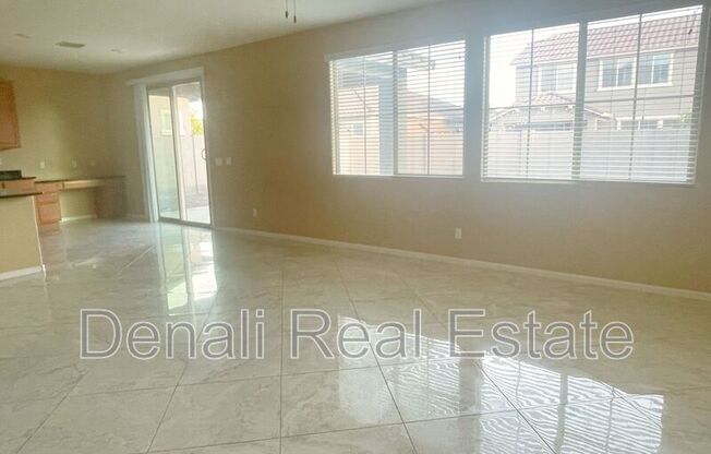 1121 E REGENT DR