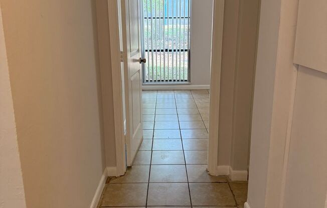 Location, location, location! 876 SF Unit- 2bd/1ba near UF - Brandywine Condos