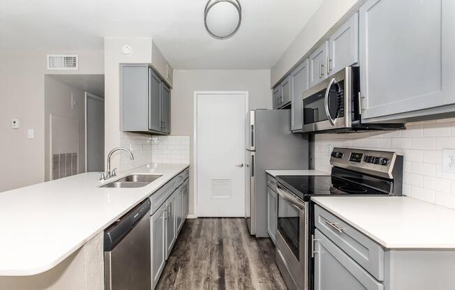 2 beds, 2 baths, 976 sqft, $1,300