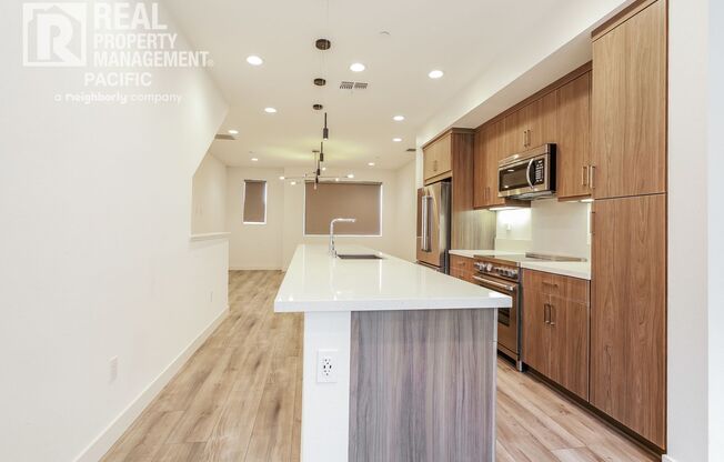 Modern Townhome in Gated West Oakland Community