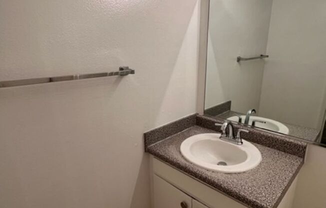 2 beds, 1 bath, 824 sqft, $1,625, Unit 42