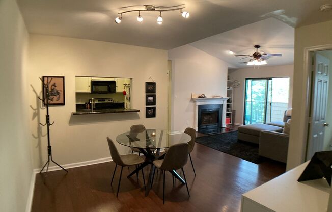 2 beds, 2 baths, $1,595, Unit Unit 1A32