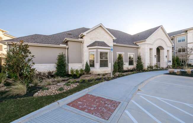 Courtyard at Cue Luxury Apartments, Texas