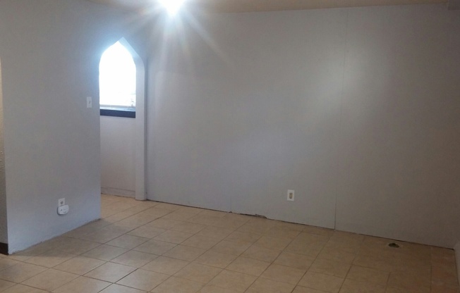 Studio, 1 bath, 400 sqft, $550, Unit 1