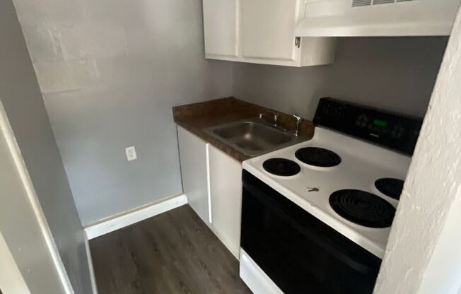 1 bed, 1 bath, 325 sqft, $595, Unit Apartment 7