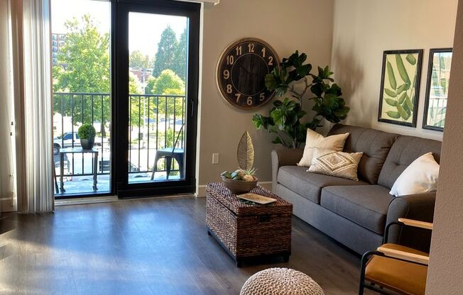 Studio, 1 bath, 327 sqft, $1,570, Unit 417-211