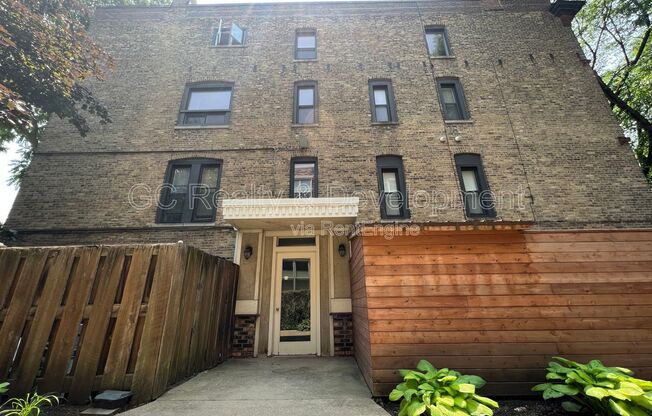 2145 N. Lakewood Avenue Unit 3NR
