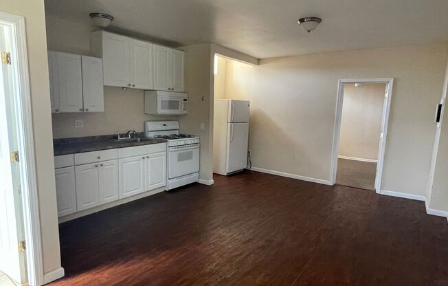 1 bed, 1 bath, 370 sqft, $975, Unit Unit 3