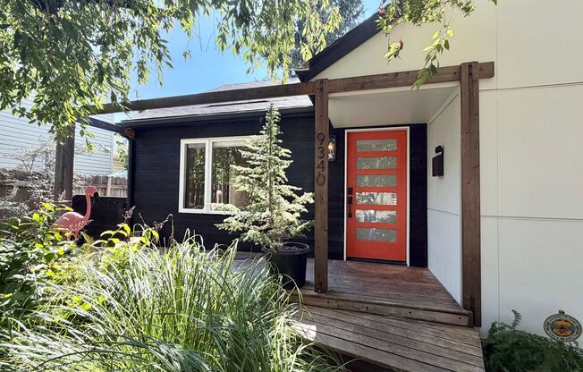 3BD/2BA SE Portland Gem featuring Spacious Backyard & Updated Interiors
