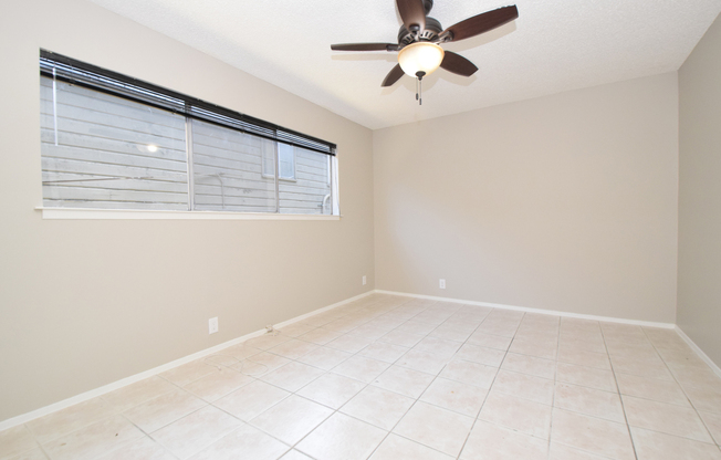 1/1 in West Campus close to Lamar! 2404 Longview