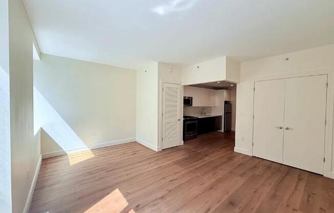 25 21 43 AVE
