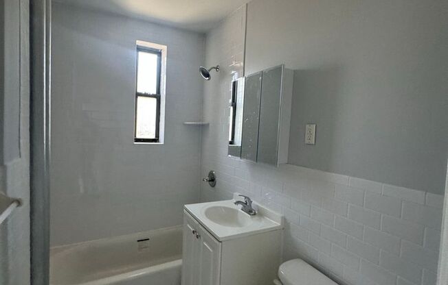 2 beds, 1 bath, $2,400, Unit E14