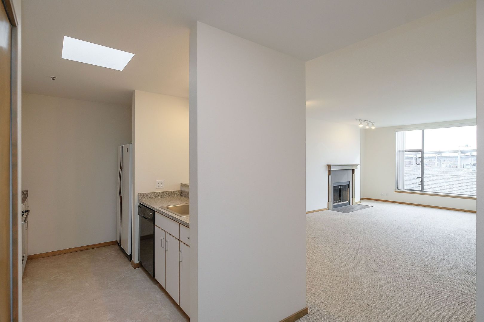 Beautiful Top-Level Condo with Sprawling Views of the Willamette River!