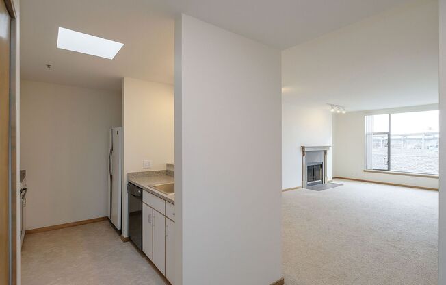 Beautiful Top-Level Condo with Sprawling Views of the Willamette River!