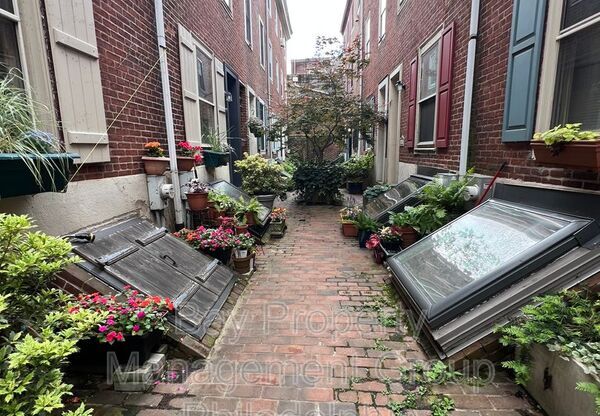 502 S HANCOCK ST