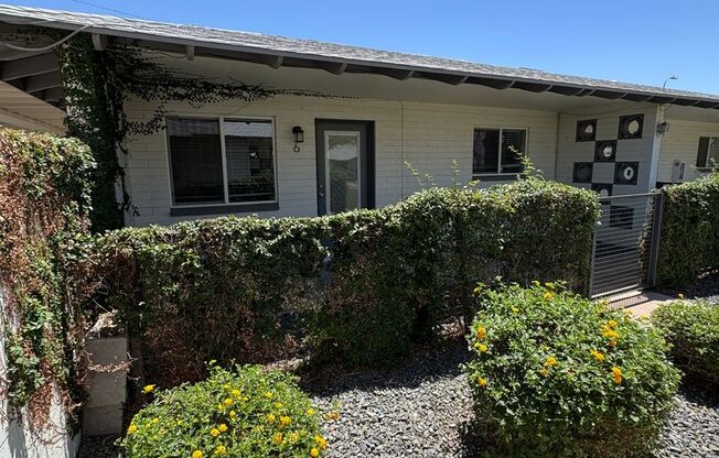 3526 E Montecito Ave