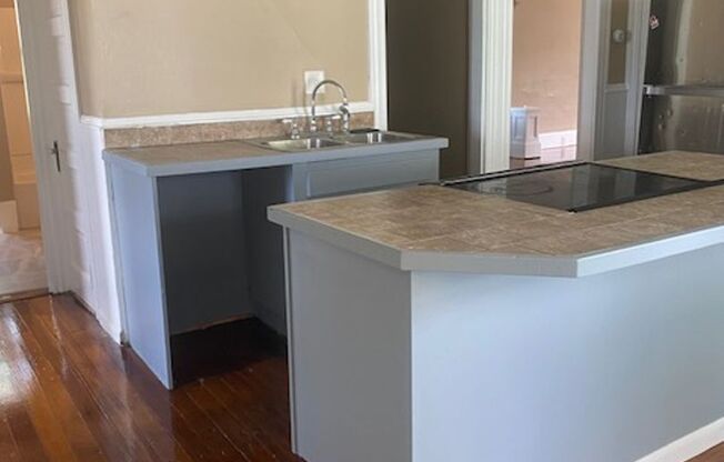 3 beds, 1 bath, 1,200 sqft, $1,595, Unit Unit 2