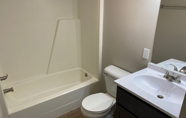 Studio, 2 baths, 930 sqft, $565