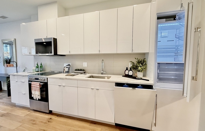 1 bed, 1 bath, 642 sqft, $2,975, Unit 105