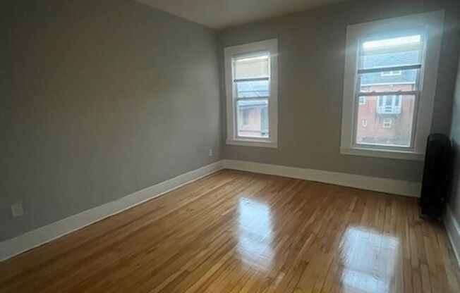 4 beds, 1 bath, $2,000, Unit 155 Belmont Unit #2R