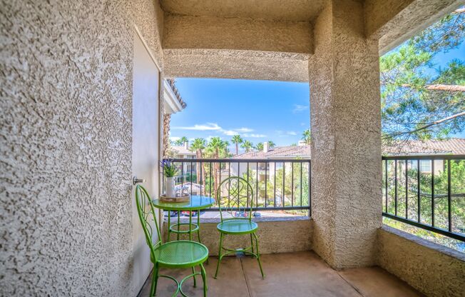 NEWLY RENOVATED AND FULLY FURNISHED CONDO IN LAS VEGAS