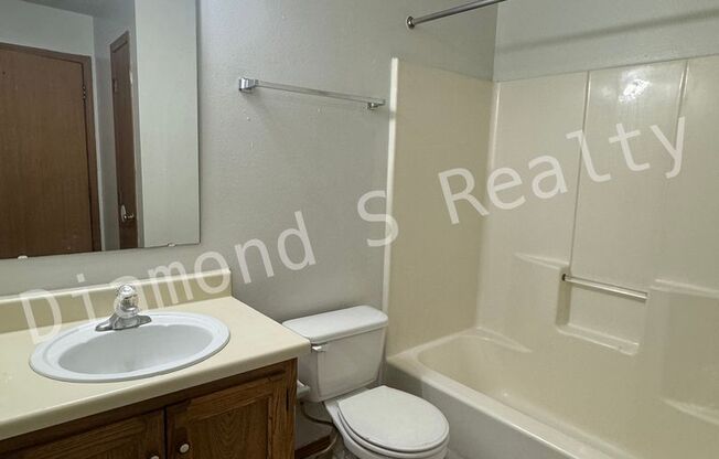 2 beds, 1 bath, 941 sqft, $899, Unit B