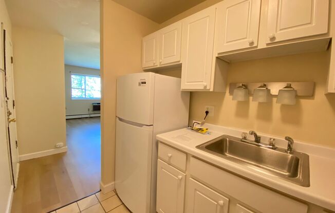 2 beds, 1 bath, $1,400, Unit 207