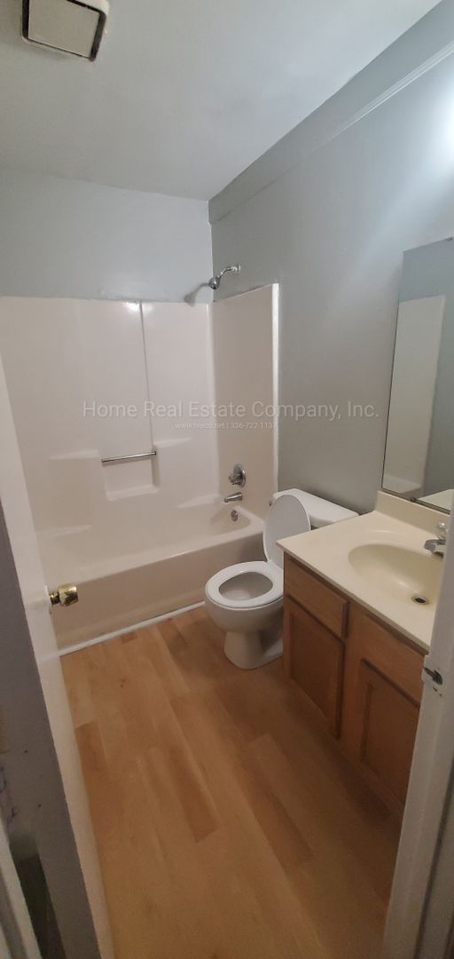 Parkview Apartments | 3011 Broadbay Drive Apt D