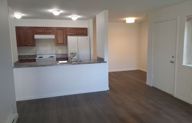 2 bed 2 bath w/carport, Great location off 2nd and Sable near 6th and I-225 and Aurora Mall