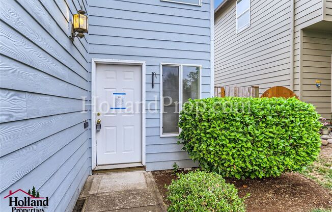 Cozy Two-Level Duplex Home with Fenced Backyard in Hillsboro!