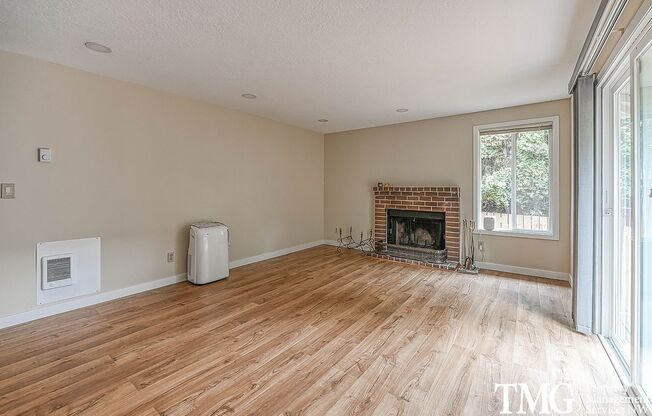 SW Portland 2 BD Home with Garage & Outdoor Space