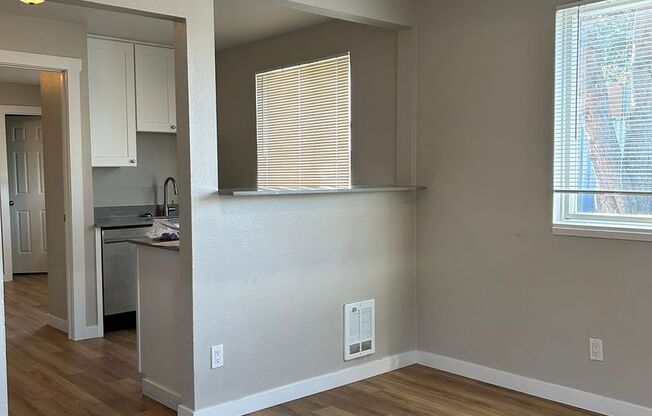 Top Floor, newly renovated 1 BD/ 1 BA!!