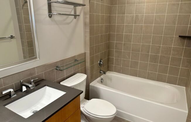 1 bed, 1 bath, $2,350, Unit 823