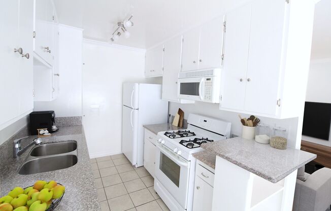 1 bed, 1 bath, 700 sqft, $2,195, Unit 17