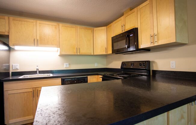 Tranquil 2nd Floor 1 Bed, Large Private Deck, Close to Mt. Hood Community College!