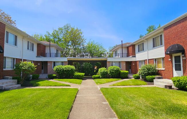 2 bedroom townhome with Attached Garage!