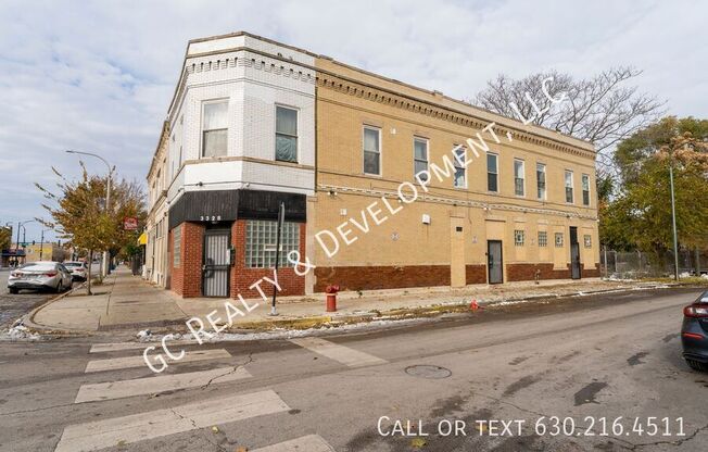 3328 W CHICAGO AVE