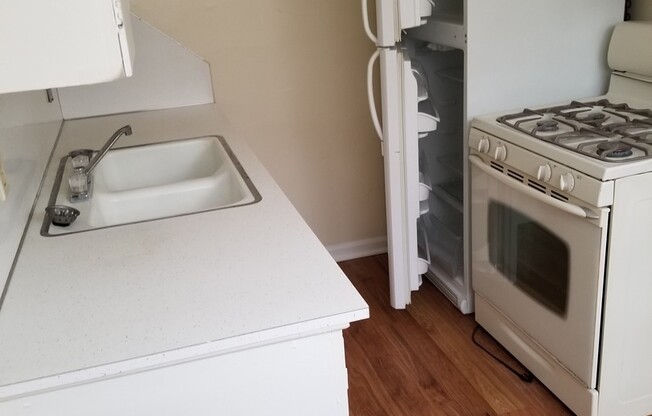 1 bed, 1 bath, $825, Unit 11
