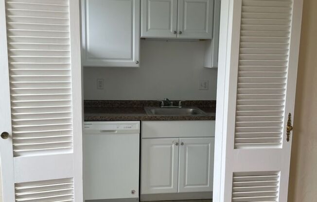 1 bed, 1 bath, 768 sqft, $1,400, Unit Royal York 810