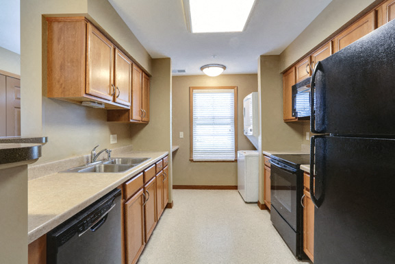 Deer Lakes Apartments â Kitchen - Appliances Included â Garbage Disposal â Dish Washer - In-unit Washer and Dryer - Ask for a Tour - Pet Friendly