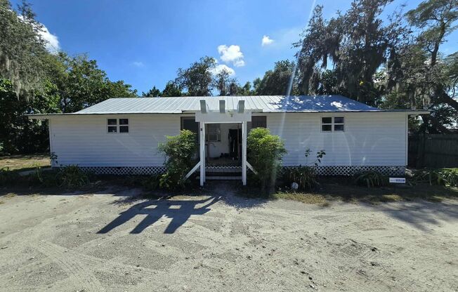 2219 Everett St- 2 BEDROOM/1 BATH For Rent